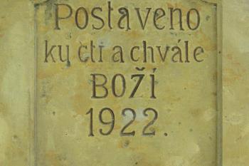 Křížek v obci Jeviněves v okrese Mělník. (© Pavel Vítek  06/2025)