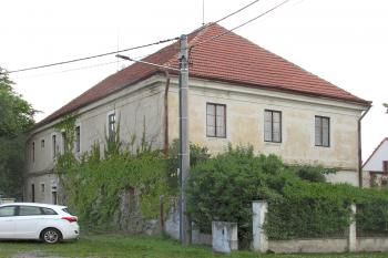 Venkovská usedlost v Mlčechvostech, v obci v okrese Mělník. (© Pavel Vítek  06/2025)