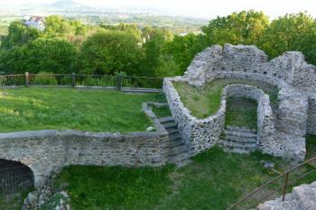 krupka - bašta s čelní hradbou hradu (© zdeněk komínek, 05/2011)