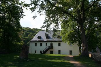 Bývalý úřednický dům (hotel) z bateriové věže (© Ivan Grisa, 05/2009)