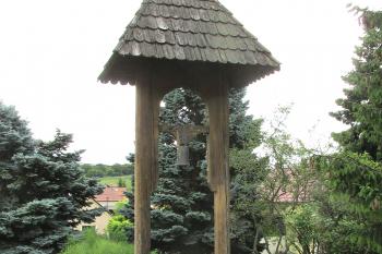 Zvonička v obci Jeviněves v okrese Mělník. (© Pavel Vítek  06/2025)