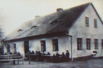hostinec s noclehárnou, který na vrchu stával naproti kostelu (© Stanislav Drda 09/2006)