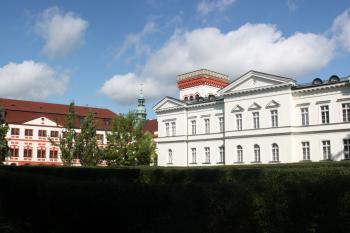 Starší (vlevo) a novější část zámku od terasy nad Liebiegovou vilou ( © Ivan Grisa 09/2010)