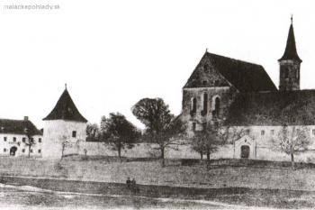 klášter s opevněním na konci 19. století. (https://malackepohlady.sk/wp-cont)