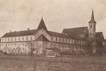 klášter s kostelem na počátku 20. stol. (https://malackepohlady.sk/?)