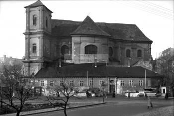 kostel s budovou staré fary před její demolící v r. 1938. (zdroj:https://www.pammap.sk/?fbcli)