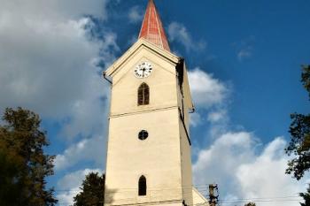 západní průčelí kostela se vstupní věží ( © Jan P. Štěpánek 10/2011)