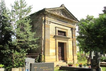 Kaple na hřbitově v Klecanech. (© Pavel Vítek  07/2025)