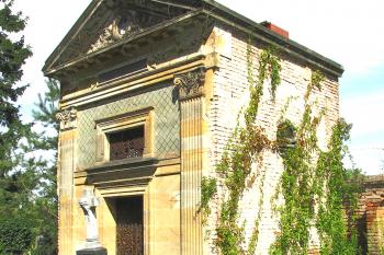 Kaple na hřbitově v Klecanech. (© Pavel Vítek  07/2025)