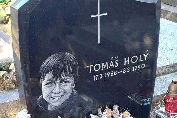 Hrob Tomáše Holého na hřbitově v Klecanech. (© Pavel Vítek  07/2025)