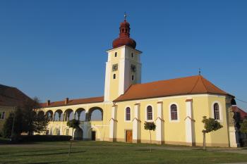zámecký kostel s arkádovou chodbou od silnice při příjezdu z Kutné Hory (© Rodochrozit, 10/2010)