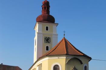 zámecký kostel od silnice (© Rodochrozit, 10/2010)