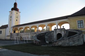 arkádová chodba od východu (© Rodochrozit, 10/2010)