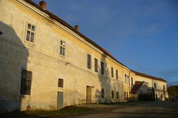 Nové Dvory - zámecké křídlo sloužící jako škola (© Pavel Jarý, 15.11.2008)