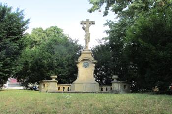 Pamětní kříž Václava Beneše Třebízského v Klecanech. (© Pavel Vítek 07/2025)