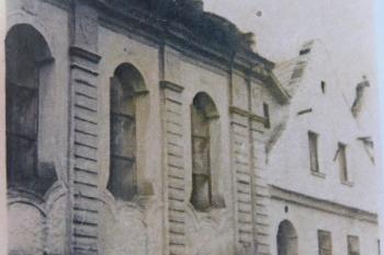 synagoga na historické fotografii (© Milan Caha  05/2025)