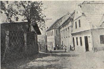 řada domů v židovské ulici, synagoga je uprostřed (Historie Židů ve Strážově. In: Hugo Gold, Židé a židovské komunity v Čechách v minulosti a současnosti, Židovské knižní a umělecké nakladatelství, Brno/Praha 1934, s. 115–118)