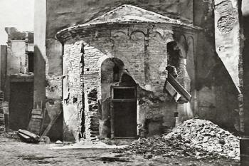 východní apsida románské centrály těsně před zbořením roku 1896 (© CHALOUPECKÝ, Václav, Jan KVĚT a Václav MENCL. Praha románská: Praha, stavební a umělecký vývoj města : osmera knih díl druhý. Praha: Pražské nakladatelství V. Poláčka, 1948, s. 113.)