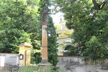 Socha sv. Václava před kostelem v Klecanech. (© Pavel Vítek  07/2025)