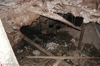 propadlý strop jihovýchodní místnosti přízemí ( © Pavel Zany Komárek 14/8/2004)