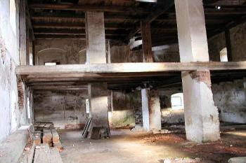 interiér 2. a 3. patra, pohled k východu ( © Pavel Zany Komárek 14/8/2004)
