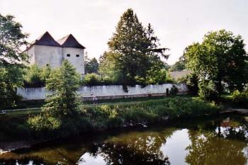 Tvrz Hamr při pohledu od Nežárky (© Jiří Cukr 08/2003)