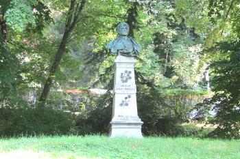 Busta Václava Beneše Třebízského v Klecanech. (© Pavel Vítek  07/2025)