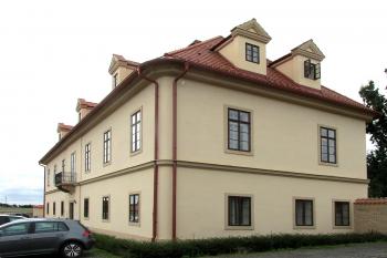 Klášter bosých karmelitánek z Ávily v Drastech u Klecan. (© Pavel Vítek  08/2025)
