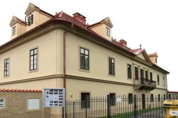Klášter bosých karmelitánek z Ávily v Drastech u Klecan. (© Pavel Vítek  08/2025)