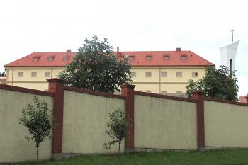 Klášter bosých karmelitánek z Ávily v Drastech u Klecan. (© Pavel Vítek  08/2025)
