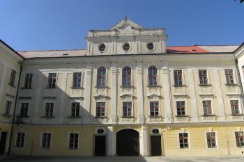Průčelí zámku ( © Martin  Kabeláč 09/2009)