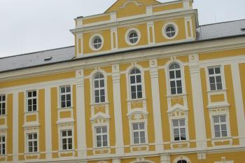 středová risalitová část čelní budovy se štítem (© D Dohňanský, 04/2016)
