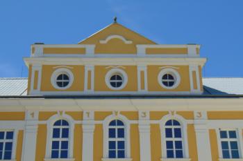 Letopočet 1733 na pilastrech, udávající rok dokončení stavby zámku (© Dušan Dohňanský  07/2021)