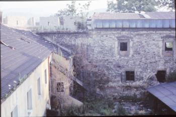 Západní část paláce s provizorní střechou ( © Ivan Grisa 04/1987)