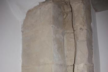 Spodní část hlavního portálu s vpadlinou pro zajíždění padací mříže ( © Ivan Grisa 03/2011)