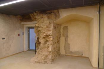 upostřed vyústění kouřovodu bývalého krbu, vpravo zbytek portálu (© Karel Husák, 03/2011)
