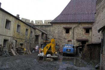 nádvoří hradu (© Karel Husák 01/2006)