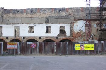 západní hradba v areálu hradu (© Karel Husák, 02/2009)