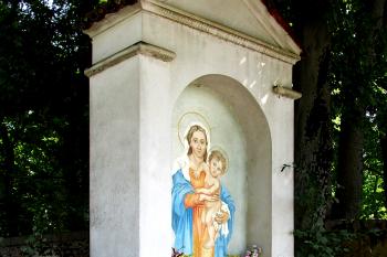 Výklenková kaplička v Klecanech. (© Pavel Vítek  07/2025)