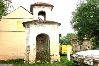 Kaplička v obci Kopeč, součásti Úžic v okrese Mělník. (© Pavel Vítek  08/2025)