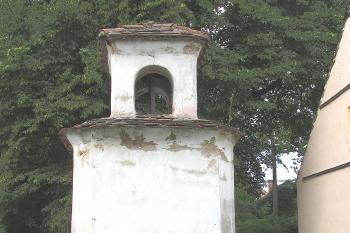 Kaplička v obci Kopeč, součásti Úžic v okrese Mělník. (© Pavel Vítek  08/2025)