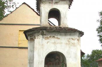 Kaplička v obci Kopeč, součásti Úžic v okrese Mělník. (© Pavel Vítek  08/2025)