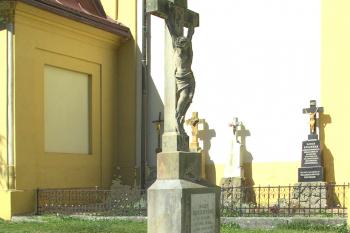 Kříž na bývalém hřbitově u kostela v Nových Hradech. (© Pavel Vítek  09/2025)