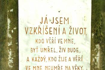Kříž na bývalém hřbitově u kostela v Nových Hradech. (© Pavel Vítek  09/2025)