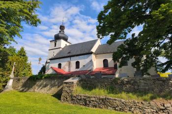 Úvalno-kostel (© Michal Kocourek 05/2025)