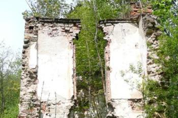 pohled na vnitřní příčku torza jedné z místností ruiny zámku v Maříži ( © Jan P. Štěpánek 05/2011)