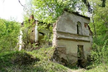 celkový pohled na zbytky zámku v Maříži od potoka ( © Jan P. Štěpánek 05/2011)