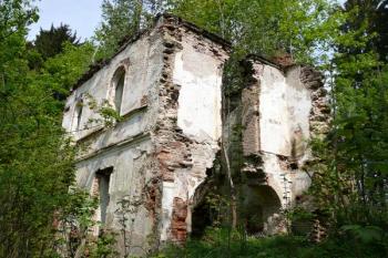 část bývalého průčelí zámku od zahrady ( © Jan P. Štěpánek 05/2011)