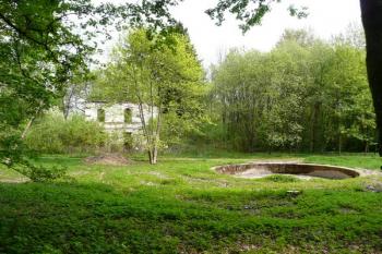 bývalá kašna a torzo zámku v Maříži ( © Jan P. Štěpánek 05/2011)