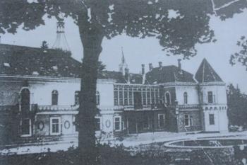 Zámek kolem roku 1940. (Zdroj: zaniklé hrady,zámky a tvrze Moravy a slezska.)